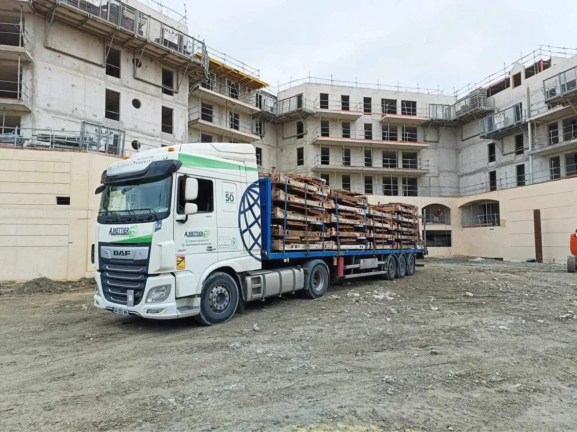 transport semi remorque plateau sur chantier